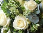 Florists told how to independently assemble a professional bouquet Decorating roses in a bouquet